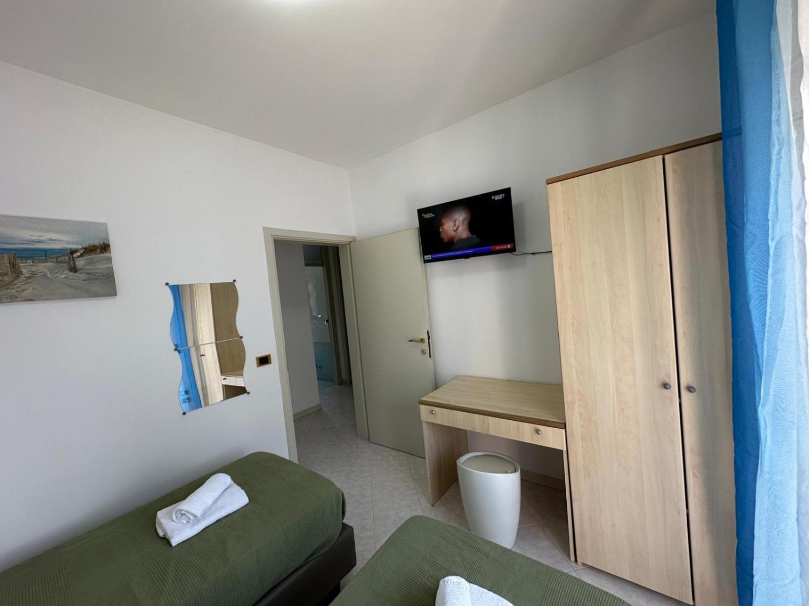 Beach House Holiday Apartments Rimini Exterior photo